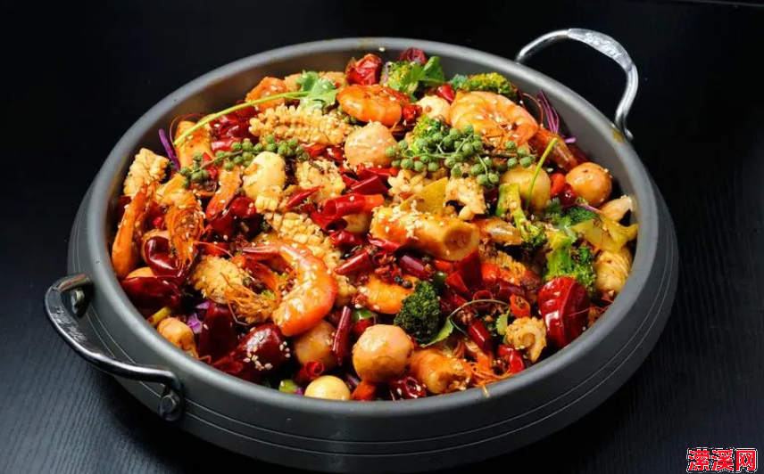 自制麻辣香锅香辣过瘾，在家就可以制作这道美食