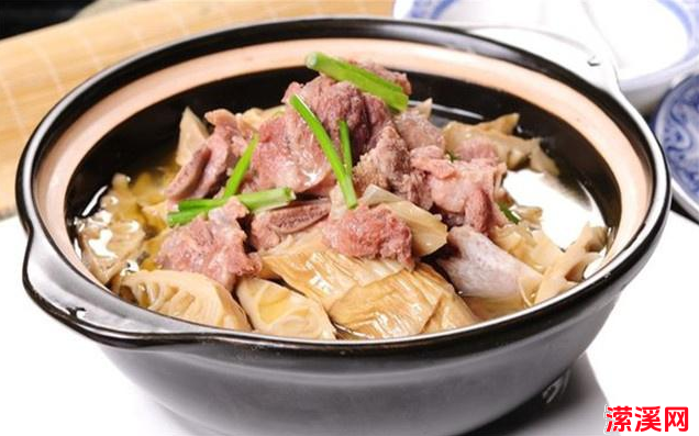 干竹笋炖排骨的正确方法，酱香浓郁的干竹笋排骨汤