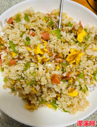 炒饭怎么做简单又好吃，炒饭这么做实在太香了