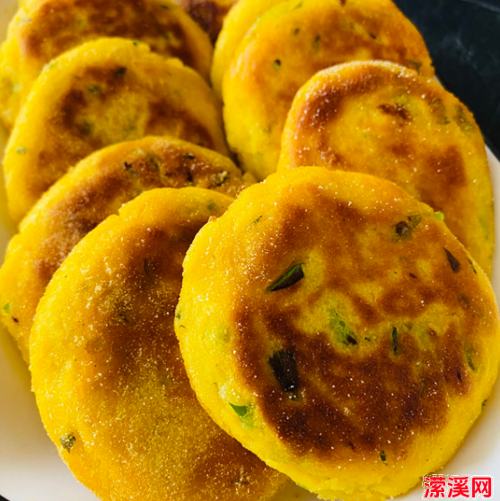 老式玉米面贴饼子的做法，这才是农家玉米面贴饼子