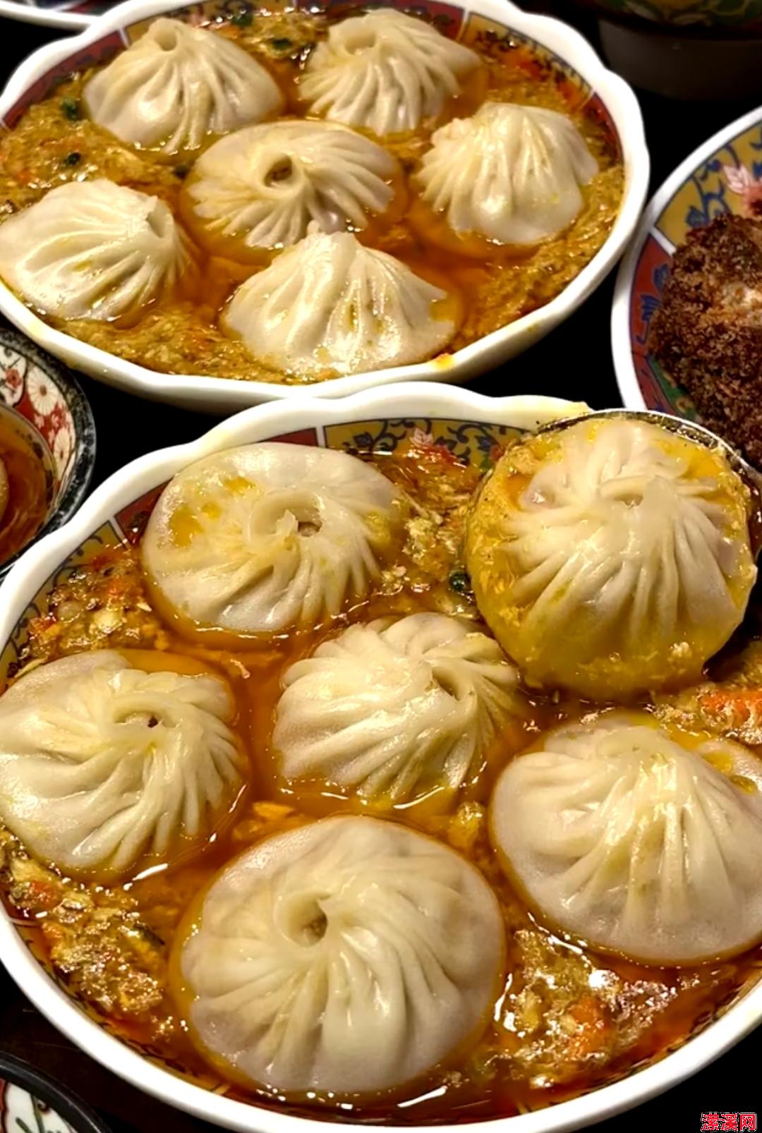 上海小笼包：蒸汽缭绕的鲜美滋味