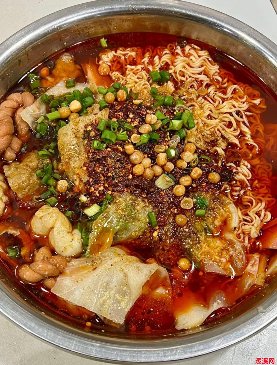 重庆美食：麻辣烫，辣中带鲜的火锅式小吃