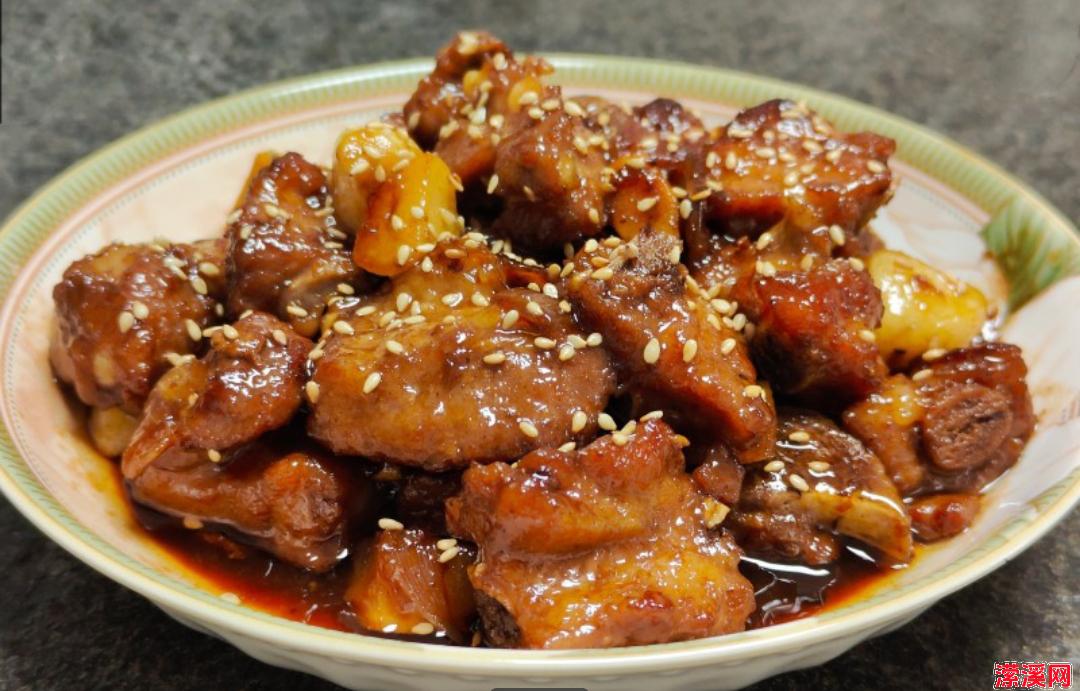 酸甜可口的酸梅排骨，肉质鲜嫩回味无穷