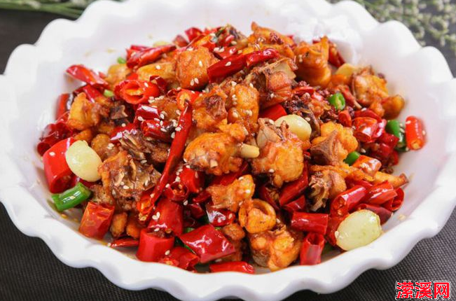 媳妇的拿手菜辣子鸡，青椒土豆片，肉质鲜嫩，香辣可口