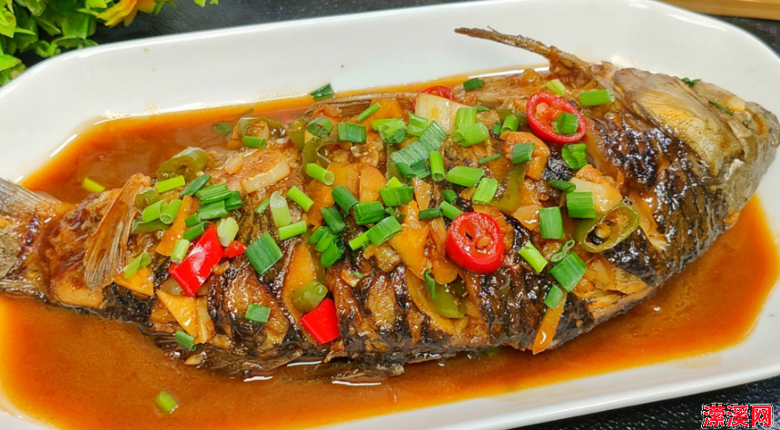 鲫鱼两吃，你喜欢红烧还是煲汤呢