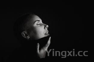 男士拿白酒杯的讲究与技巧，这些姿势你一定要知道！