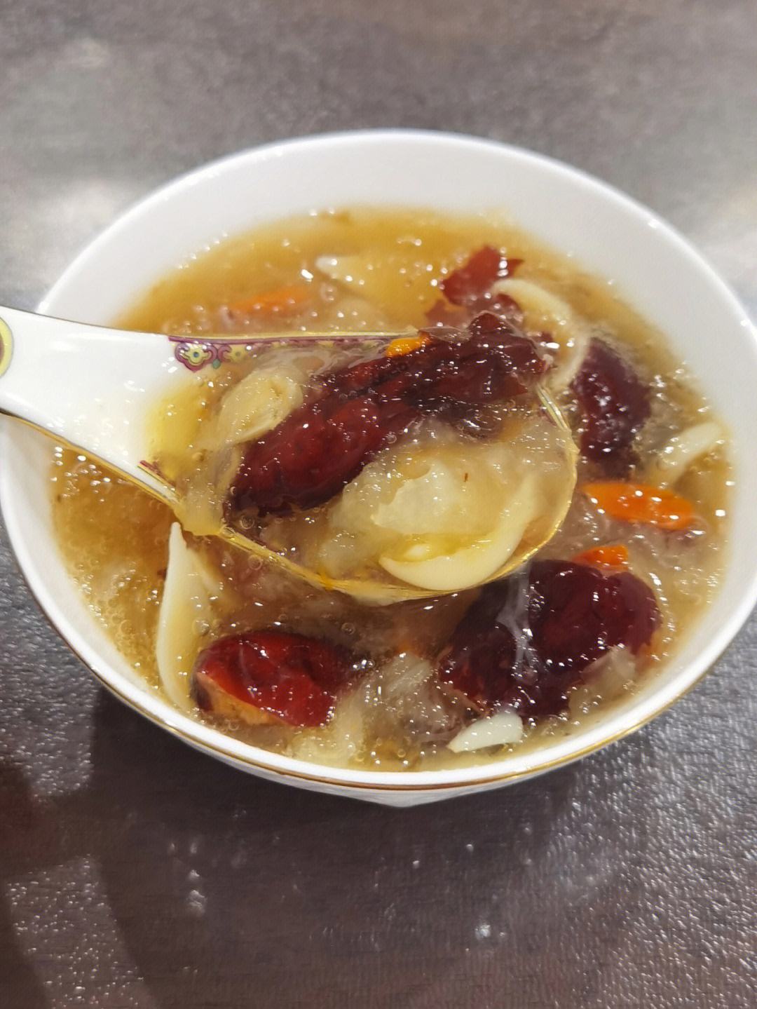 莲子百合银耳汤的做法与功效,莲子百合银耳汤的做法